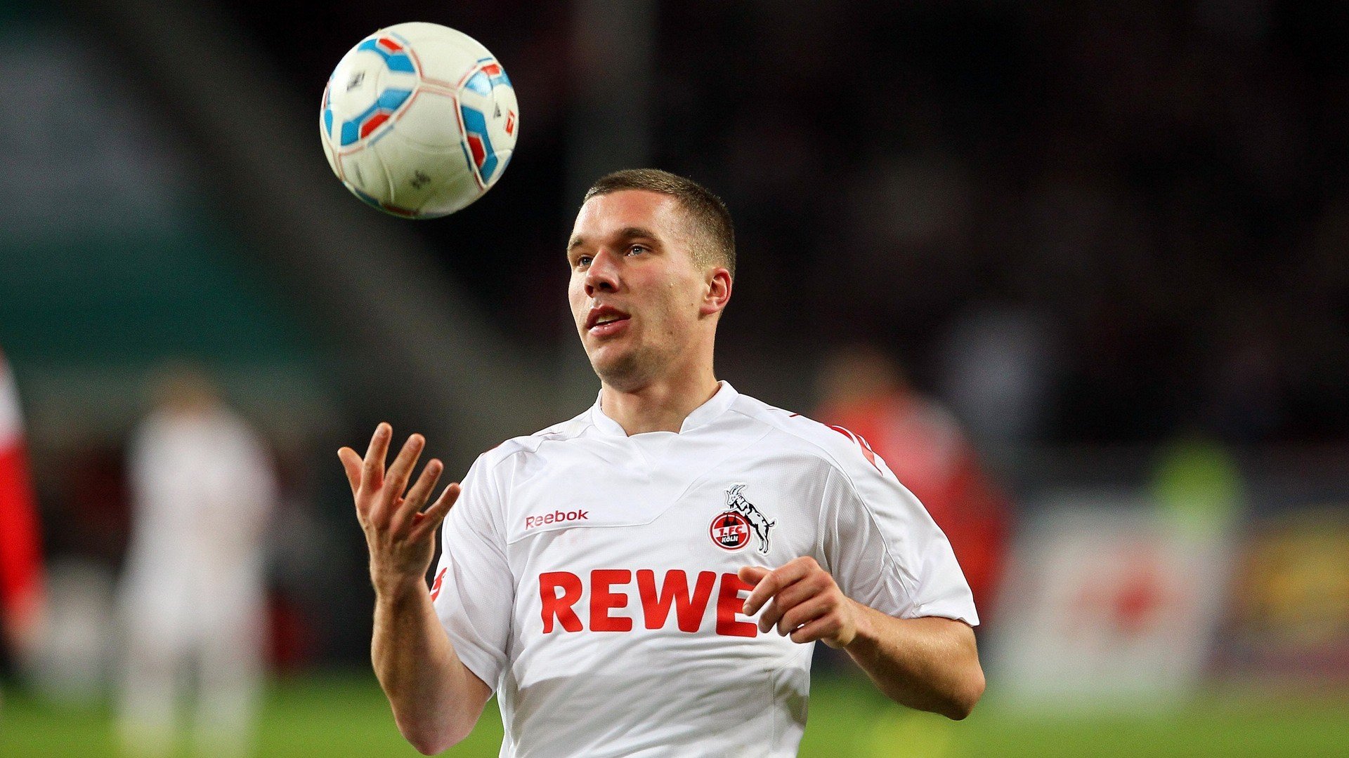 “城市护城河四桥接力跑” 四名队员各负责一座桥段